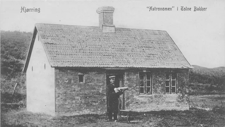 Billedet viser Georg Bruun foran sit hus, før 1912