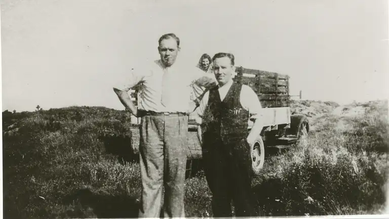 Billedet viser tørvefabrikant Martin Christensen, Mosbjerg, og radioforhandler Alman Jensen, Tolne, 1940-1945